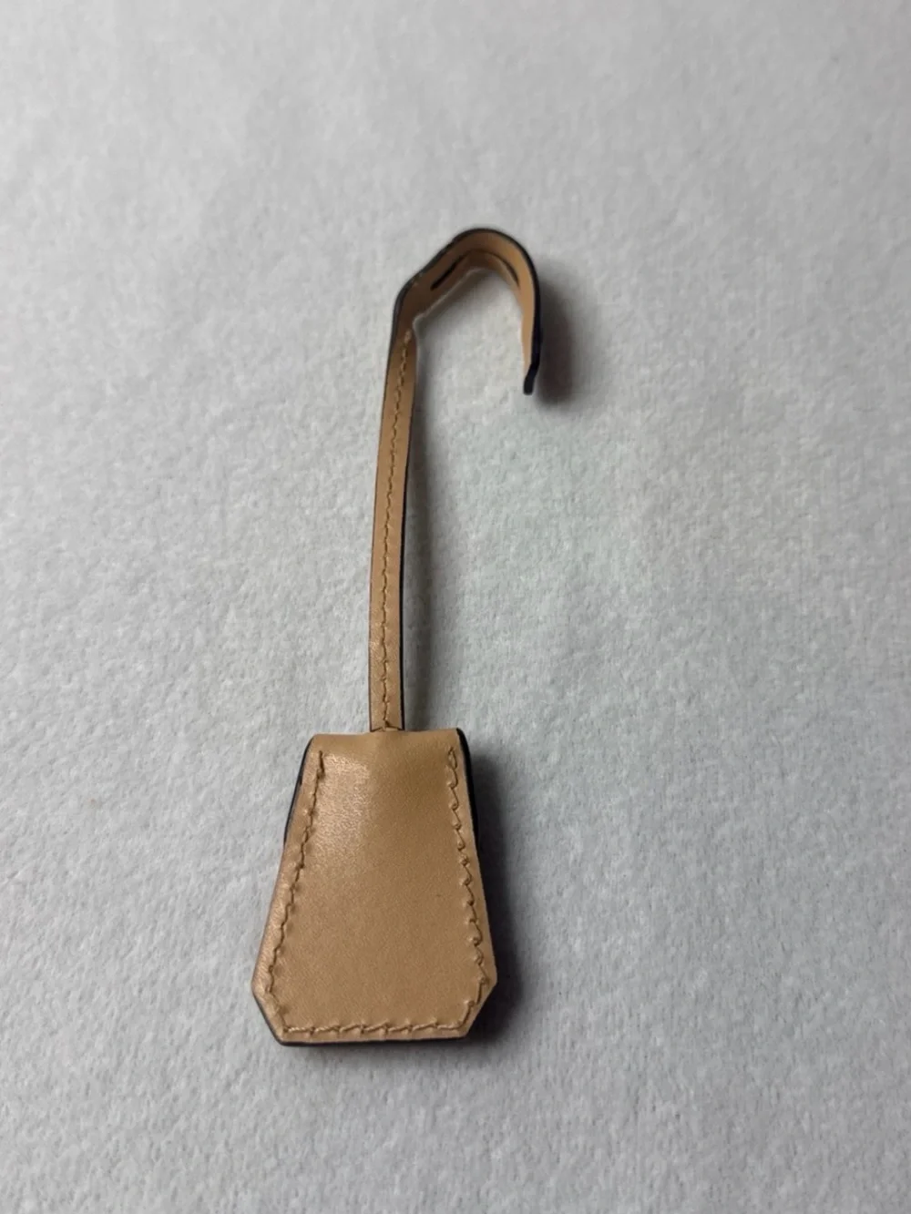 Michael Kors Beige and Black Leather bag Tag